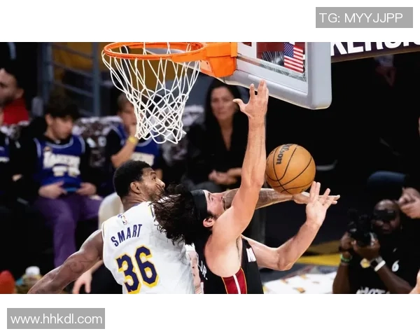 热火与尼克斯队激战正酣谁能在季后赛中笑到最后